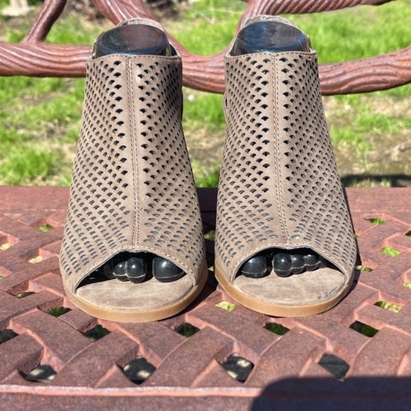 Jessica Simpson Vegan Leather Cut Out Ankle Strap Block Heel Shoes - Picture 4 of 9